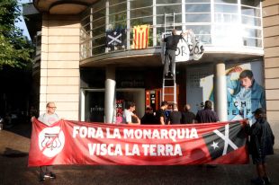 Pengen una estelada i una pancarta contra els borbons a la façana de la seu de la FPdGi