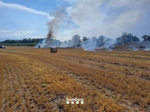 Els Bombers treballen en un incendi agrícola a Ventalló