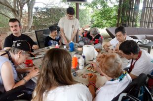 Organitzen unes colònies inclusives a Vilopriu per a adults i joves amb paràlisi cerebral 