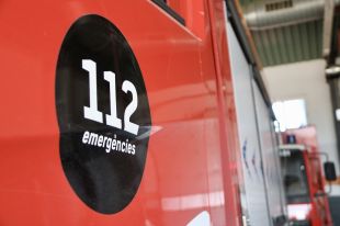 Sis dotacions dels Bombers treballen l'incendi d'un aparcament soterrat a Girona