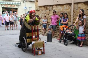 L'home bala escalfa el públic de la Bisbal de cares a la 16a Fira de Circ al Carrer