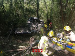 Un cotxe cau daltabaix una pista forestal a Sant Joan les Fonts i deixa tres ferits
