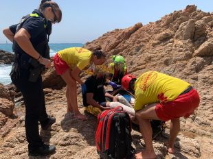 Dos ferits després de topar amb la barca contra unes roques a Platja d'Aro