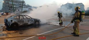Calcinat un vehicle aparcat al sector Salins d'Empuriabrava
