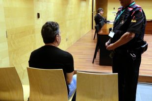 L'acusat d'intentar matar un jove d'una ganivetada a Olot afirma que es va defensar d'una agressió