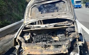 Un vehicle incendiat a l'AP-7 deixa tres quilòmetres de cues a Fogars de la Selva