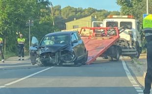 Un ferit greu i cinc lleus en un xoc frontal entre dos vehicles a Parlavà