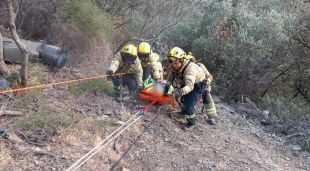 Cau un ciclomotor per un talús de 15 metres a Cadaqués