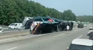 Accident entre un camió que transportava cotxes i un turisme a l'AP-7 a Fogars