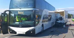 Un xoc entre un camió i un bus escolar deixa un ferit crític, un menys greu i tres lleus a l'AP-7 a Maçanet
