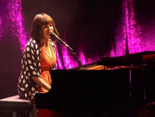 Cap Roig passa una nit amb Norah Jones que omple l'escenari de calidesa