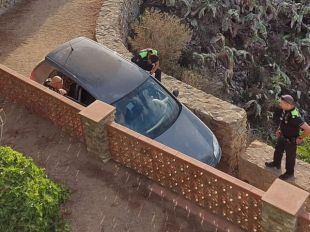 Un cotxe encalla al camí de ronda entre Llafranc i Calella de Palafrugell