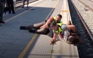 Dos vigilants de l'estació de Maçanet agredeixen un jove de 19 anys