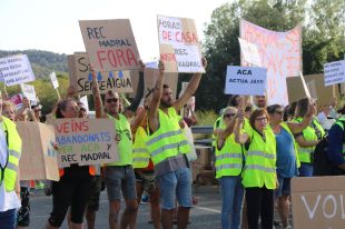 Veïns de Selva Brava i Font Bona irrompen a la C-35 a Llagostera per protestar pels talls d'aigua