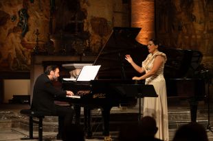 Peralada ret homenatge a Victòria dels Àngels amb un recital de Núria Rial i Rubén Fernández 