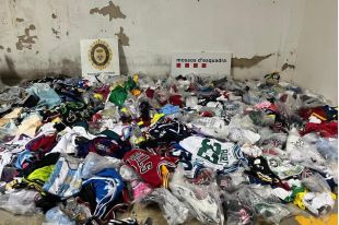 Comissen més de 3.800 articles del 'top manta' en un operatiu a Roses i Castelló d'Empúries