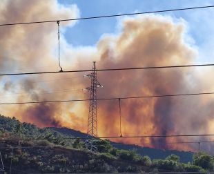 76 dotacions dels Bombers treballen en un incendi a Portbou