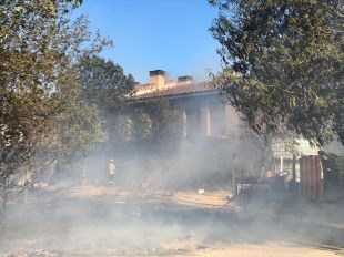Un foc a Figueres crema solars, cotxes, brossa i cases ocupades