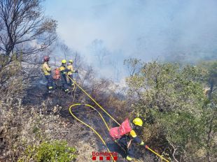 L'incendi de Portbou ja ha cremat 573 hectàrees i es treballa per frenar el flanc dret