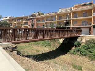 Roses estrena una passera que creua la riera Ginjolers al Mas Oliva