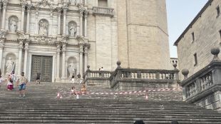 Reparen l'escalinata de la catedral de Girona amb morter de calç