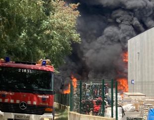 L'incendi a una planta de reciclatge de Riudellots de la Selva afecta massa forestal