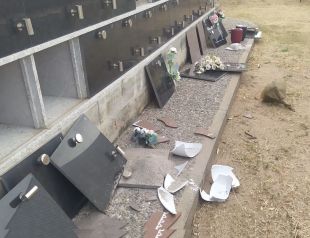 Profanen una desena de tombes del cementiri d'Arbúcies i llencen les restes de tres urnes