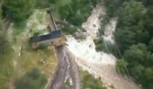 Una esllavissada per la pluja deixa atrapats uns vehicles a Queralbs