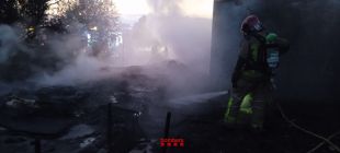L'incendi a un contenidor crema 300 m2 de vegetació a Pontós