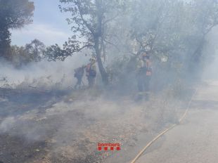 Set dotacions dels Bombers treballen en un incendi agrícola a Caldes de Malavella