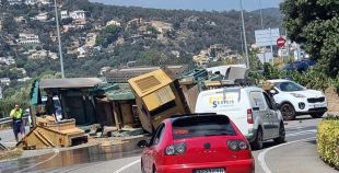Un camió perd la càrrega i vessa 200 litres de gasoil prop de la C-31 a Calonge