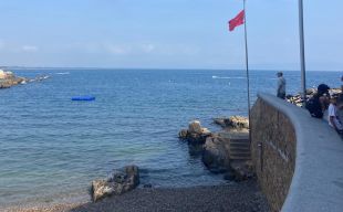 Tanquen la platja del Port d'en Perris a l'Escala per una fuita al clavegueram