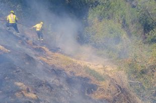 Un incendi forestal a Quart deixa sense llum alguns barris de Girona