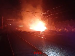 Els Bombers treballen tota la matinada en un incendi a les vies del tren a Llançà