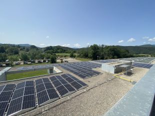 L’Hospital d’Olot instal·la plaques fotovoltaiques i punts de recàrrega per a vehicles elèctrics