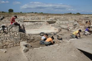 Completen la descoberta dels banys públics d'Empúries i part del clavegueram de la ciutat romana
