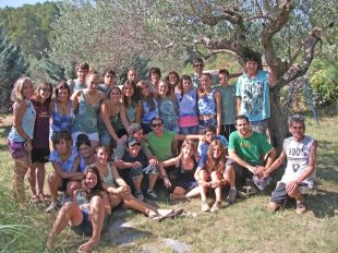 Un grup de joves d'arreu de Catalunya rehabiliten l'entorn natural de Boadella i les Escaules