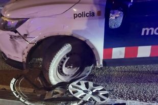 Condueix drogat, se salta un control, xoca contra els Mossos i fereix un agent a Torrent