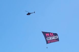 Barcelona atacada per terra i aire amb pamflets i banderes penjades d'helicòpters