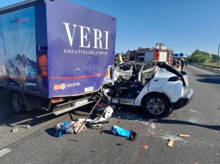 Mor una conductora al topar amb el cotxe contra un camió avariat a l'AP-7 a Vilablareix