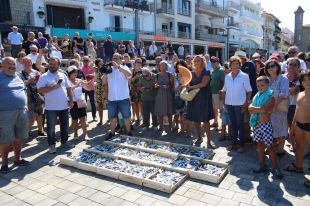 L'Escala viu una sardinada popular en clau de protesta per la veda al sector