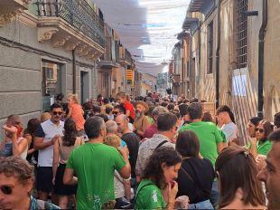 Centenars de persones participen al primer Vermut Cantat de les Festes del Tura