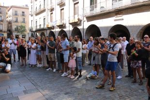 Desenes de persones recorden a Girona les víctimes del terratrèmol del Marroc