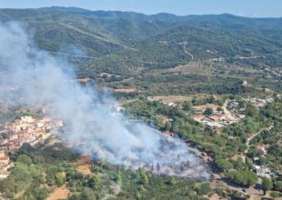 Un incendi forestal crema a l'entorn de Torre Gironella a Girona