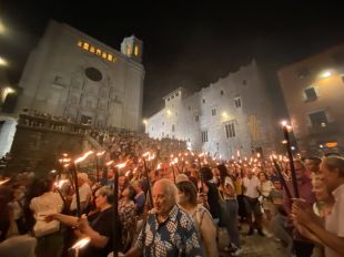 Unes dues mil persones participen a la marxa de torxes a Girona