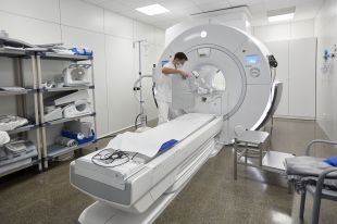 Clínica Girona incorpora la IA en la ressonància magnètica per millorar el diagnòstic