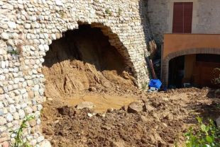 Una fuita d'aigua esfondra una muralla a Cervià de Ter