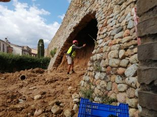 Tècnics de l'ICGC analitzen la muralla esfondrada a Cervià de Ter