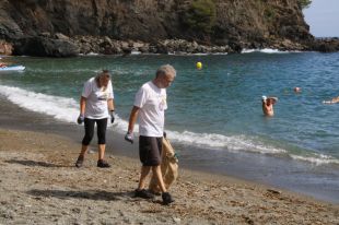 Els ecologistes reprenen la neteja de platges a Llançà després de l'estiu
