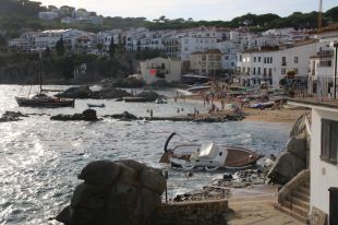 Una llanxa topa contra unes roques a Calella de Palafrugell i provoca un vessament de gasoil